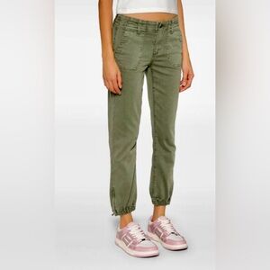 PAIGE
zipped tapered jeans
Size 27